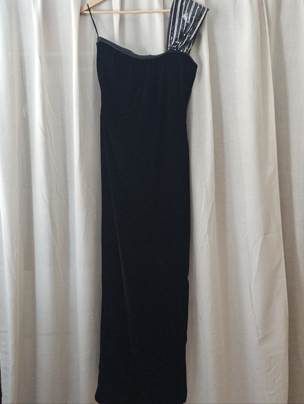 Valentino Boutique Black Velvet One Shoulder Evening Gown Sequin Strap Italy US4